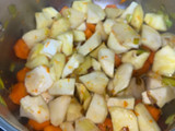 Puré de ñame, colinabo y boniato con chips de manzana,, semillas de chía y cúrcuma