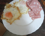 Foto del paso 2 de la receta: Huevos fritos con papas fritas y mortadela