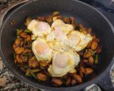 Foto del paso 4 de la receta: Ous trencats amb carxofes, xampinyons i espàrrecs de marge