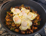 Foto del paso 4 de la receta: Ous trencats amb carxofes, xampinyons i espàrrecs de marge