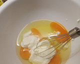 Foto del paso 2 de la receta: Bizcocho facilísimo de yogurt 1, 2, 3