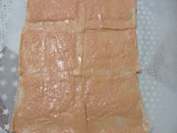 Arrollado de pan molde relleno de salmón ahumado y palmitos