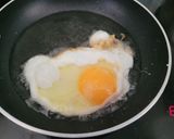 Foto del paso 3 de la receta: Habitas en conserva con chipirones, cebolla y tomate confitado y huevo frito para rematar el plato