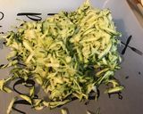 Une image de l'étape 1 de Salade de courgette, carottes et poivrons jaunes au surimi et ciboulette fraîche.