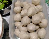 รูปขั้นตอนการทำที่ 1 ของ ผัดเผ็ดกะเพราลูกชิ้นไก่