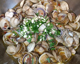 Foto del paso 3 de la receta: Filete de lubina en salsa de chirlas