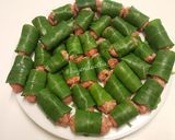 Hình bước làm 3 của món Thịt cuốn lá tỏi nướng