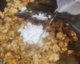 Foto langkah ke 2 dari resep Roti Kelopak Bunga Isi Ayam Kecap.
