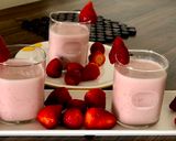 A picture of step 3 of Fresh Strawberry Milk Shake.
