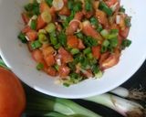લીલી ડુંગળી અને ટામેટાંનું સલાડ(Spring onion and tomato salad recipe in gujarati) રેસીપી સ્ટેપ2ફોટો