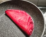 Foto langkah ke 3 dari resep Martabak Lipat Red Velvet Topping Coklat Tabur.