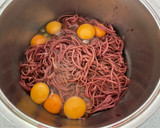 Foto del paso 1 de la receta: Budín de hojas de betarraga con tallarines rojos
