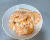 Foto del paso 3 de la receta: Ensalada de langostinos con salsa rosa