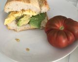 Foto del paso 2 de la receta: Bocadillo de tortilla y aguacate