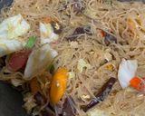 Foto langkah ke 5 dari resep Bihun goreng jawa.