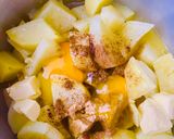 Foto del paso 1 de la receta: BOCADOS DE PURÉ DE PAPAS Y QUESO EN HEBRAS 🥔🧀🍽️🍷