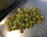 Une image de l'étape 3 de Compote pommes, pêches de vigne et raisins du jardin.