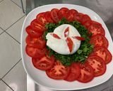 Une image de l'étape 6 de Salade composée de tomates et persil à la mozzarella di buffala et crème de balsamique.