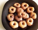 A picture of step 9 of Medhu vadai.