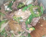 A picture of step 8 of Kilishi rice and green shredded beef.