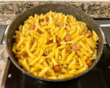Foto del paso 4 de la receta: Macarrones con salchichas y chorizo, rellenos de queso