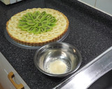 Foto del paso 3 de la receta: Tarta de bananas y kiwi con crema pastelera