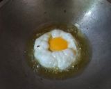 Foto langkah ke 1 dari resep Telur Ceplok Masak Kecap.