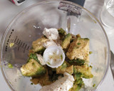 Foto del paso 6 de la receta: Dip light de aguacate y queso de untar
