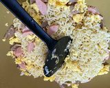 Foto langkah ke 4 dari resep Indomie Goreng Nyemek Sosis Bakso.
