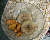 A picture of step 2 of Almond fig milk shake.