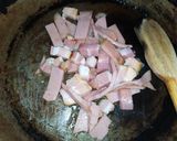 Foto del paso 2 de la receta: Repollo especiado sobre almohadoncitos de papa y coronita de panceta