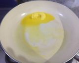 Foto langkah ke 2 dari resep Mushroom omelette with cheese.