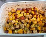 Une image de l'étape 10 de Travers de porc marinés aux courgettes jaunes, aubergine graffiti et tomates.