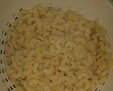 A picture of step 2 of Pasta with white sauce.