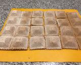 Foto del paso 7 de la receta: Raviolones de pollo asado al curry con crema de puerros y hongos silvestres