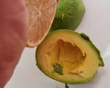 Foto del paso 2 de la receta: Dip de yogur griego y palta con palitos de zanahoria 🥕🍶🥑 cena low carb, fresca y en 2 minutos 🕒