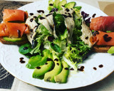 Foto del paso 1 de la receta: Ensalada de encurtidos y tostada de aguacate y salmón