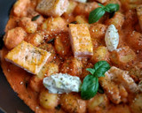 Foto del paso 7 de la receta: Gnocchi con salmón en salsa de tomate y queso crema al eneldo