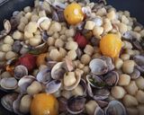 Foto del passaggio 2 della ricetta Gnocchetti alle vongole con pesto di rucola