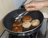 A picture of step 3 of Ragda Patties Chaat.