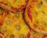 صورة لخطوة 4 من وصفة مني بيتزا 😋