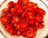 Foto del paso 1 de la receta: Ensalada de tomates perita con queso fresco