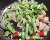 Foto langkah ke 2 dari resep Tumis Buncis Udang Saos Tiram.