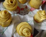 A picture of step 5 of Pumpkin rose bun.