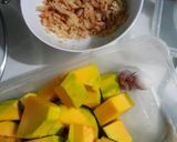 Hình bước làm 2 của món Canh bí đỏ nấu tôm khô + Ức gà sốt chua ngọt