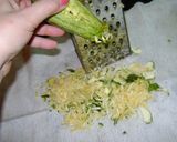 Foto del paso 2 de la receta: Tortillitas individuales de zuquini sin freír