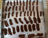 Foto langkah ke 4 dari resep Cookies Stik Cokelat Mudah.