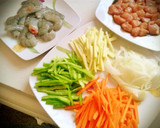 Foto del paso 5 de la receta: Cerdo y langostinos con verduras