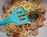 Foto langkah ke 6 dari resep Spaghetti aglio olio sosis simple.