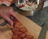 Foto del paso 2 de la receta: Tortilla de papa con chorizo colorado